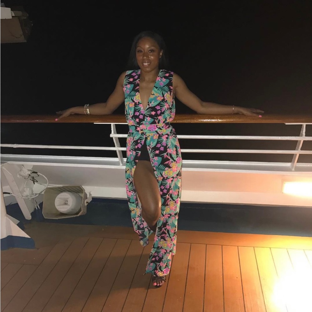 Pretty vacation outfit! Maxi dress with shorts